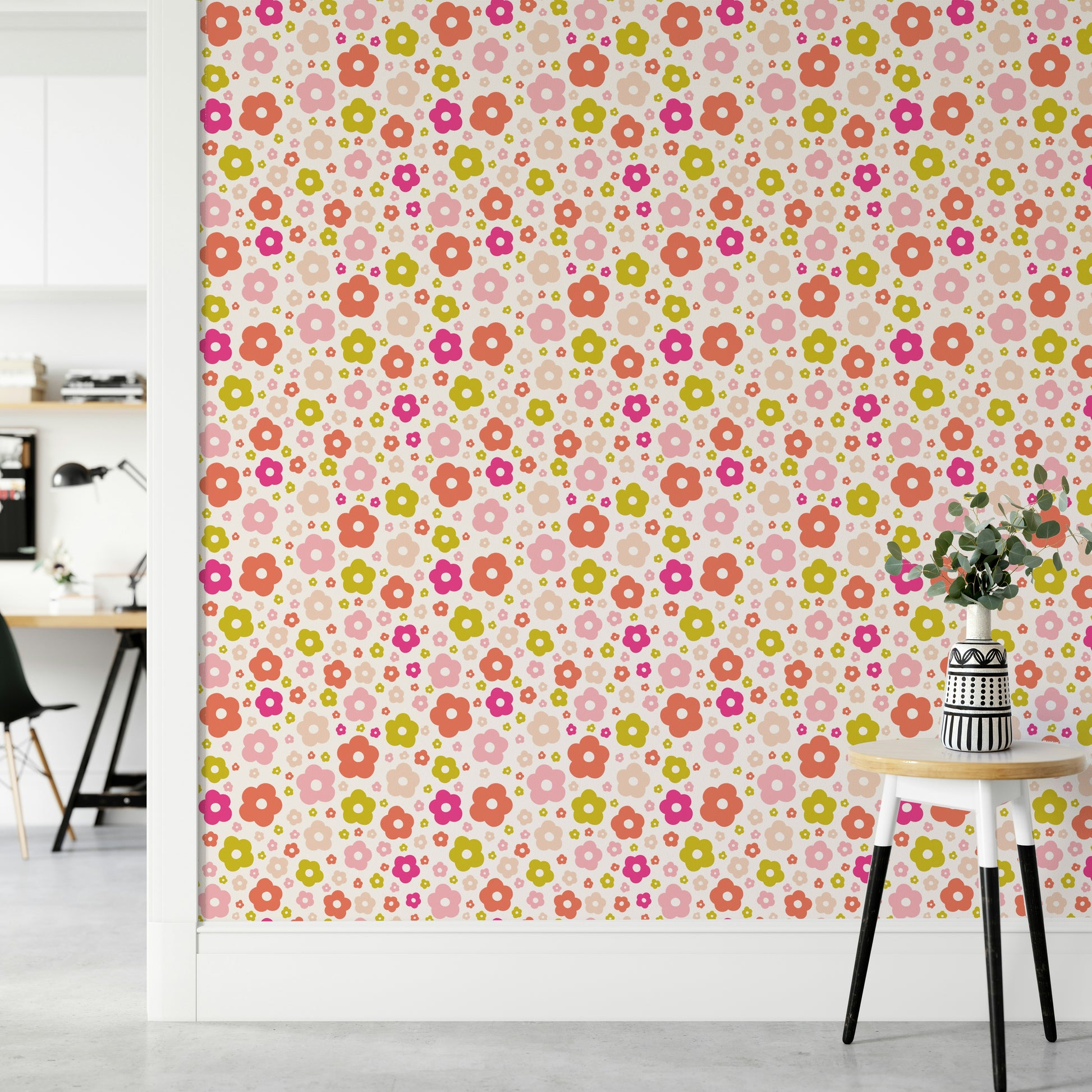 Floral wallpaper with cute, cartoon-style daisies

