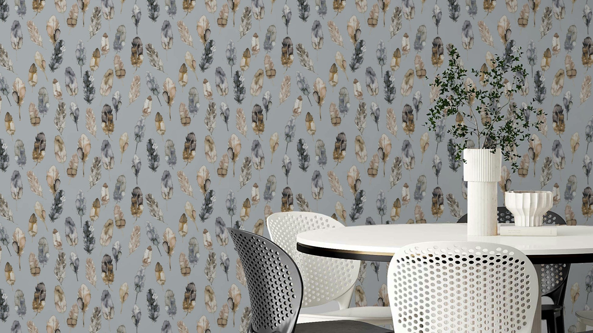 Boho-style feather wallpaper in gold and silver

