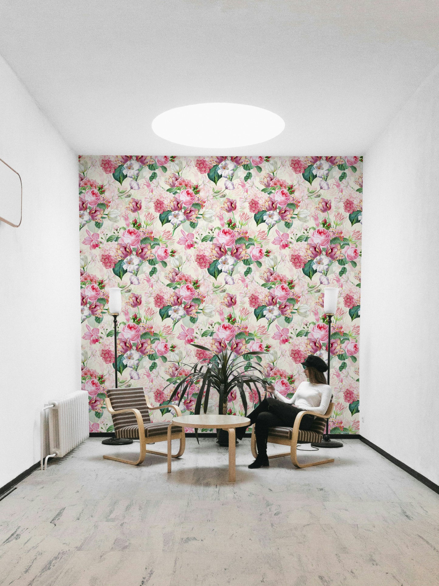 Watercolor roses wallpaper with gentle hues and soft floral accents.

