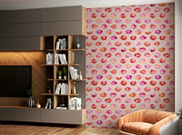 Wallpaper with kiss prints ideal for girls’ rooms or salons.

