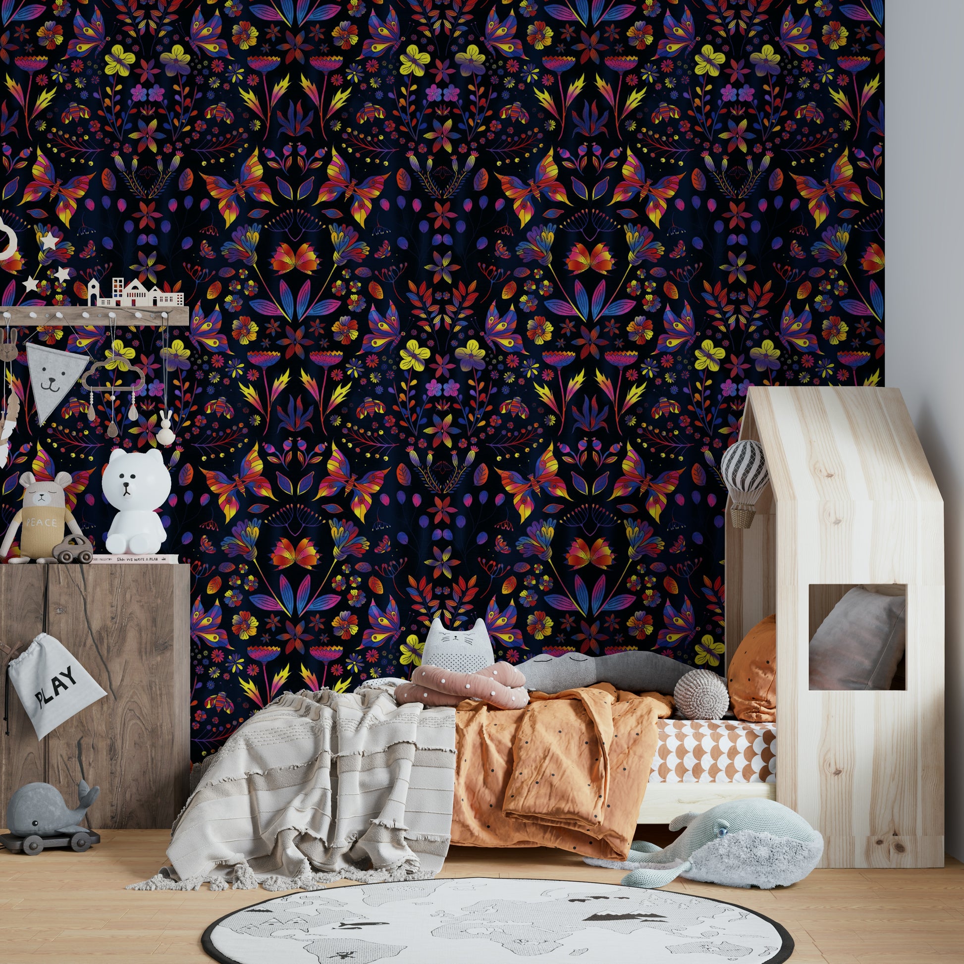 Bright floral wallpaper with metallic details

