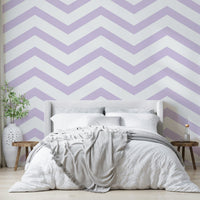 Soft purple zigzag design wallpaper for chic, gentle spaces.

