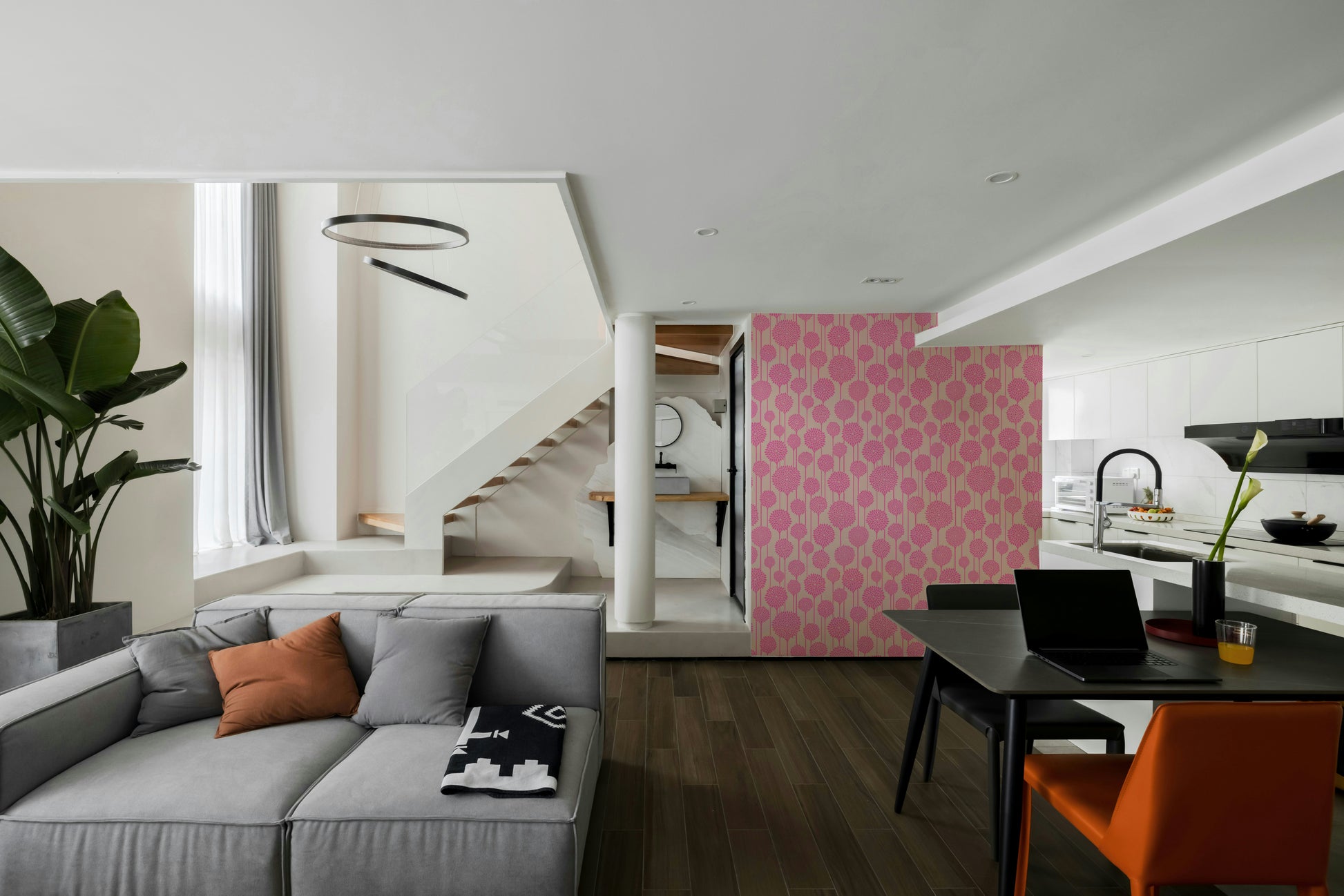 Detailed botanical illustrations.

