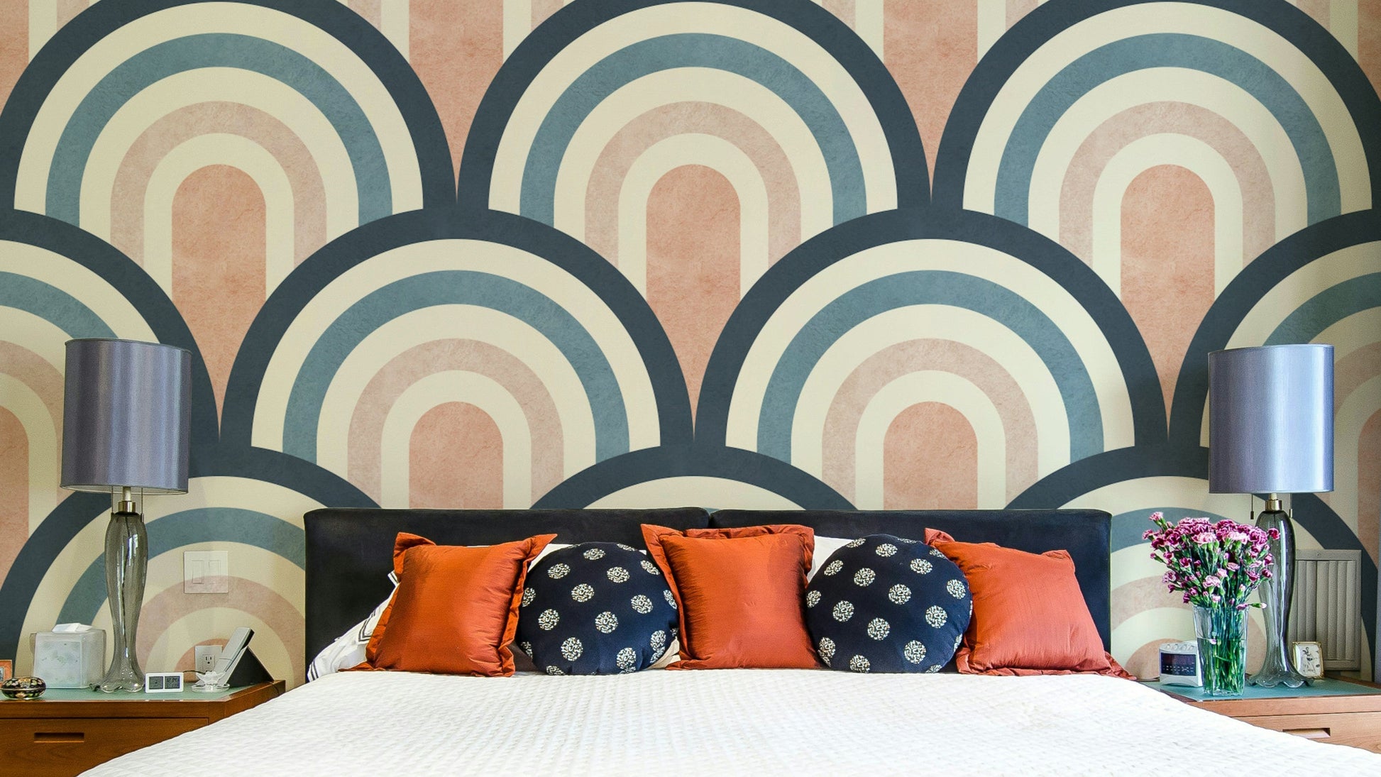 A wallpaper with a repeating archway pattern.

