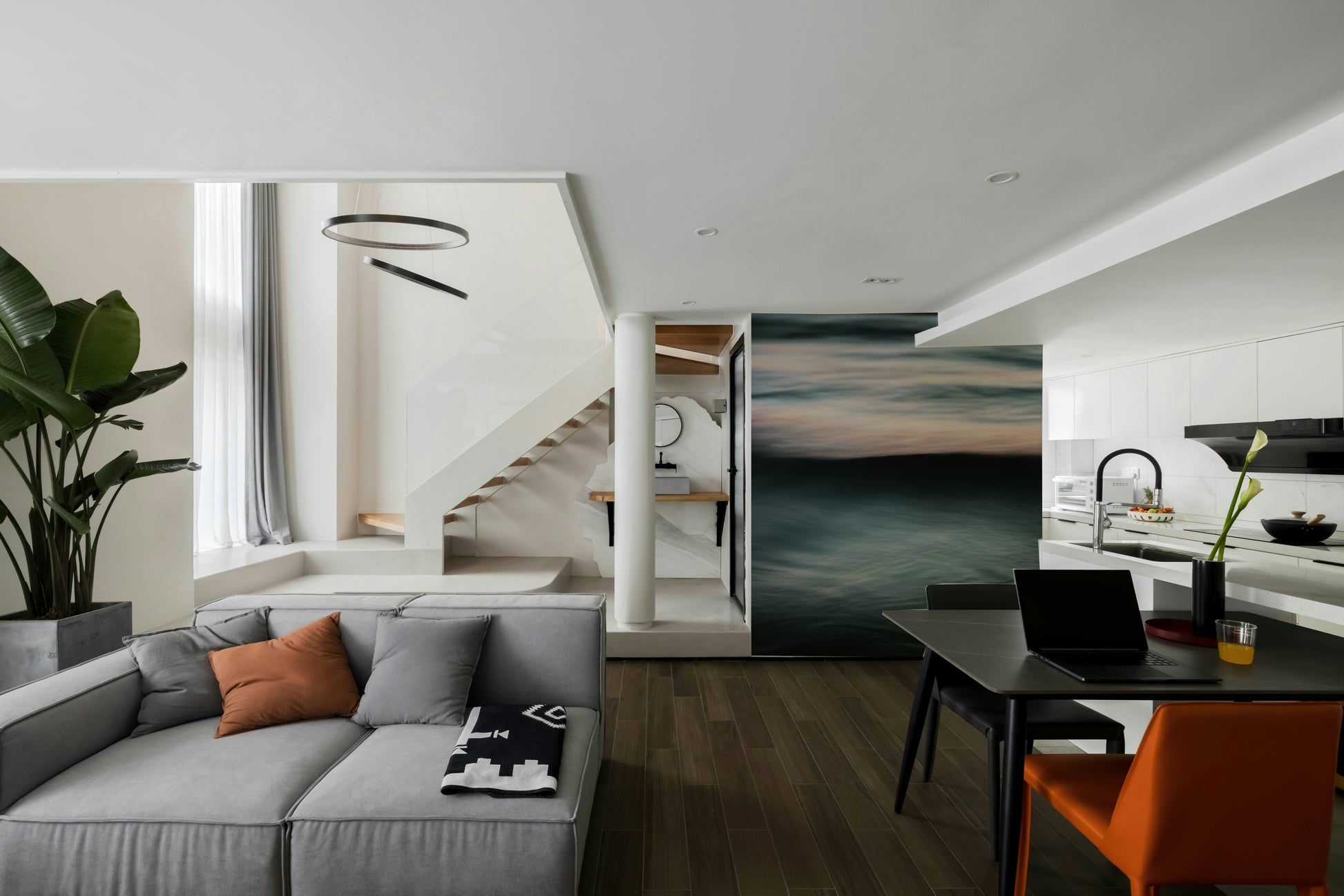 A detail shot of the flowing lines in the wallpaper.

