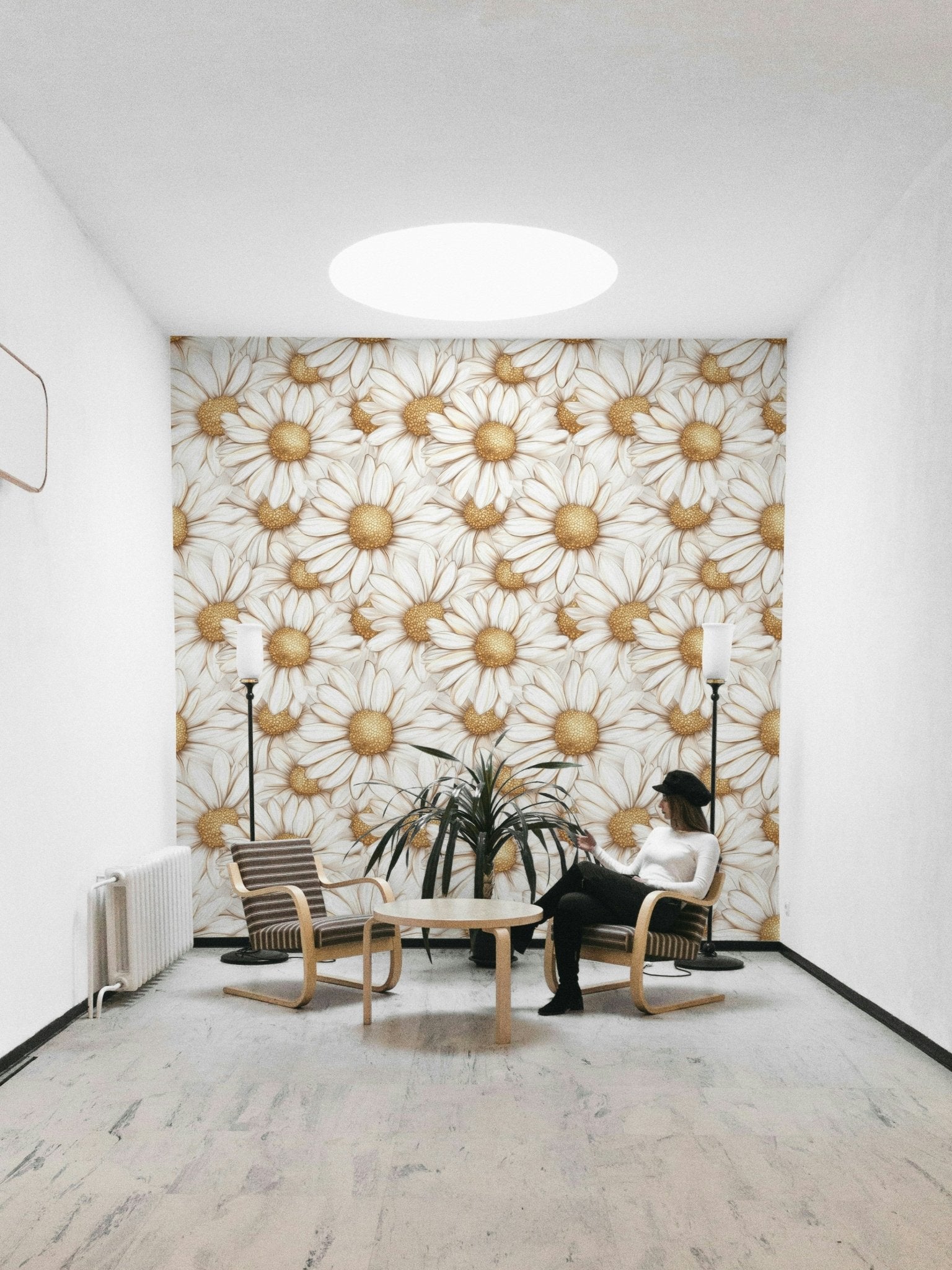 Floral wallpaper with golden accents featuring delicate daisies.

