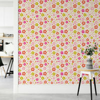Floral wallpaper with cute, cartoon-style daisies

