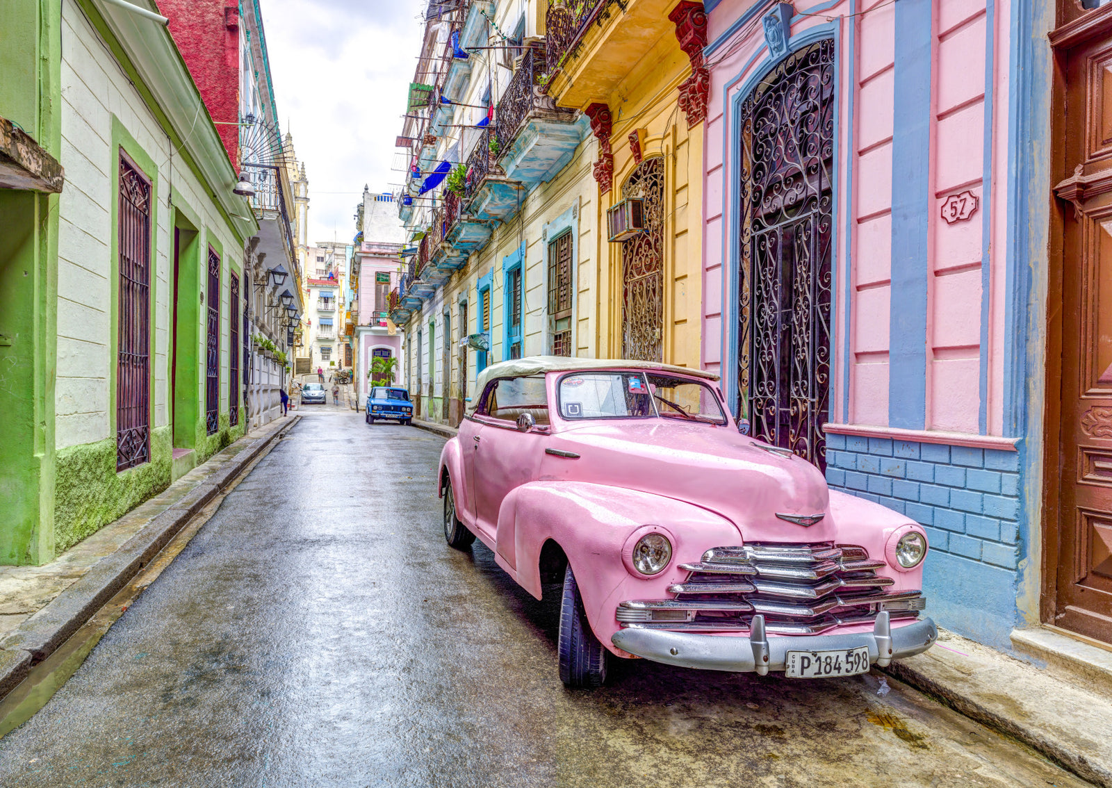 Vintage car in Havana Wall Mural