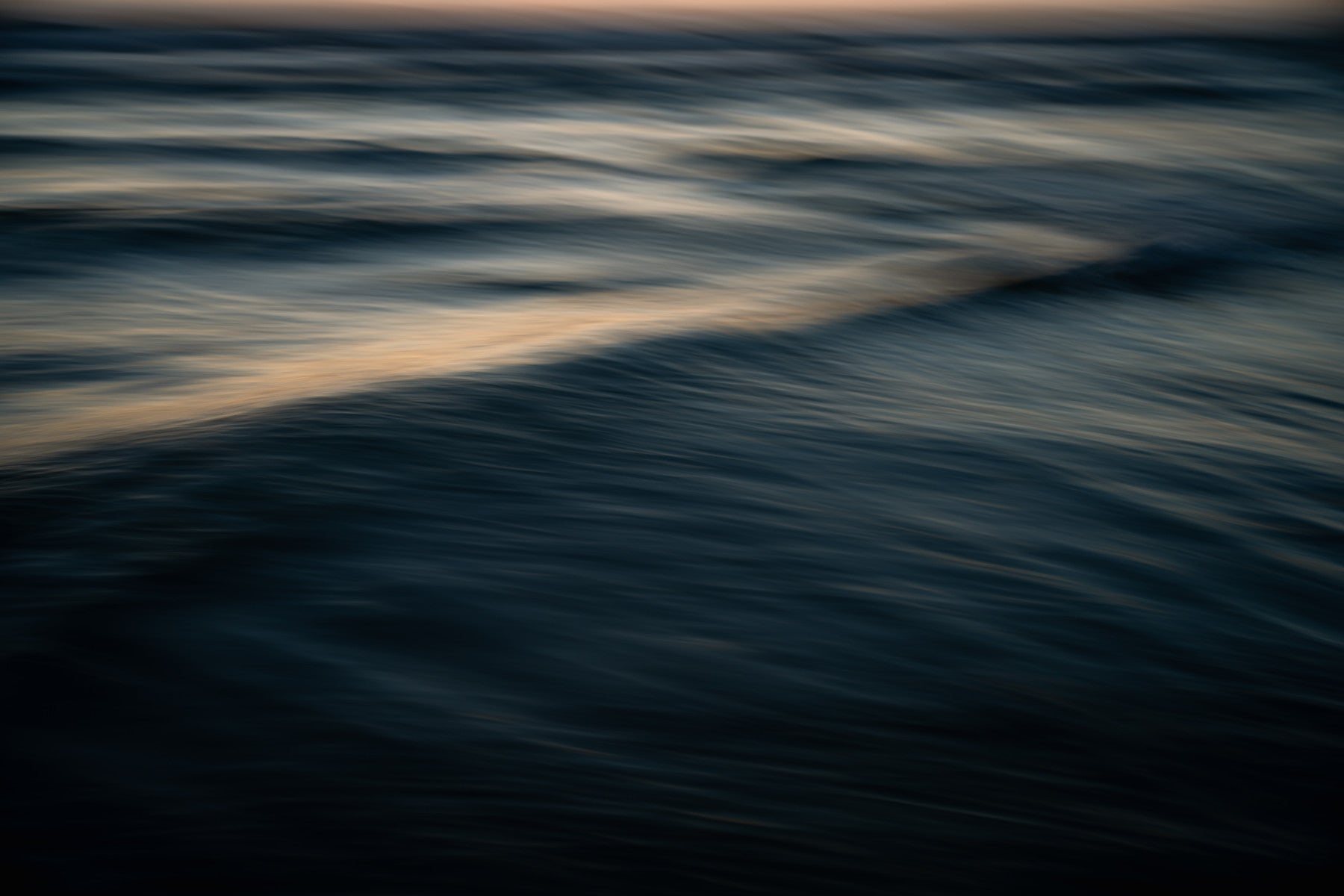 A classic wave design wallpaper for walls.

