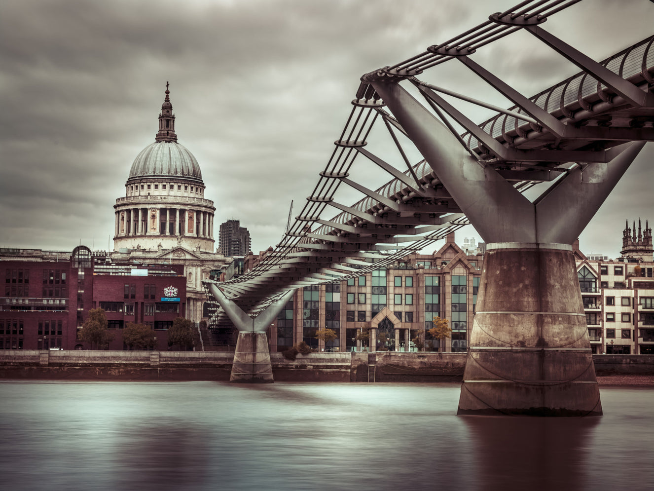 London Millennial Bridge Vista Wall Mural
