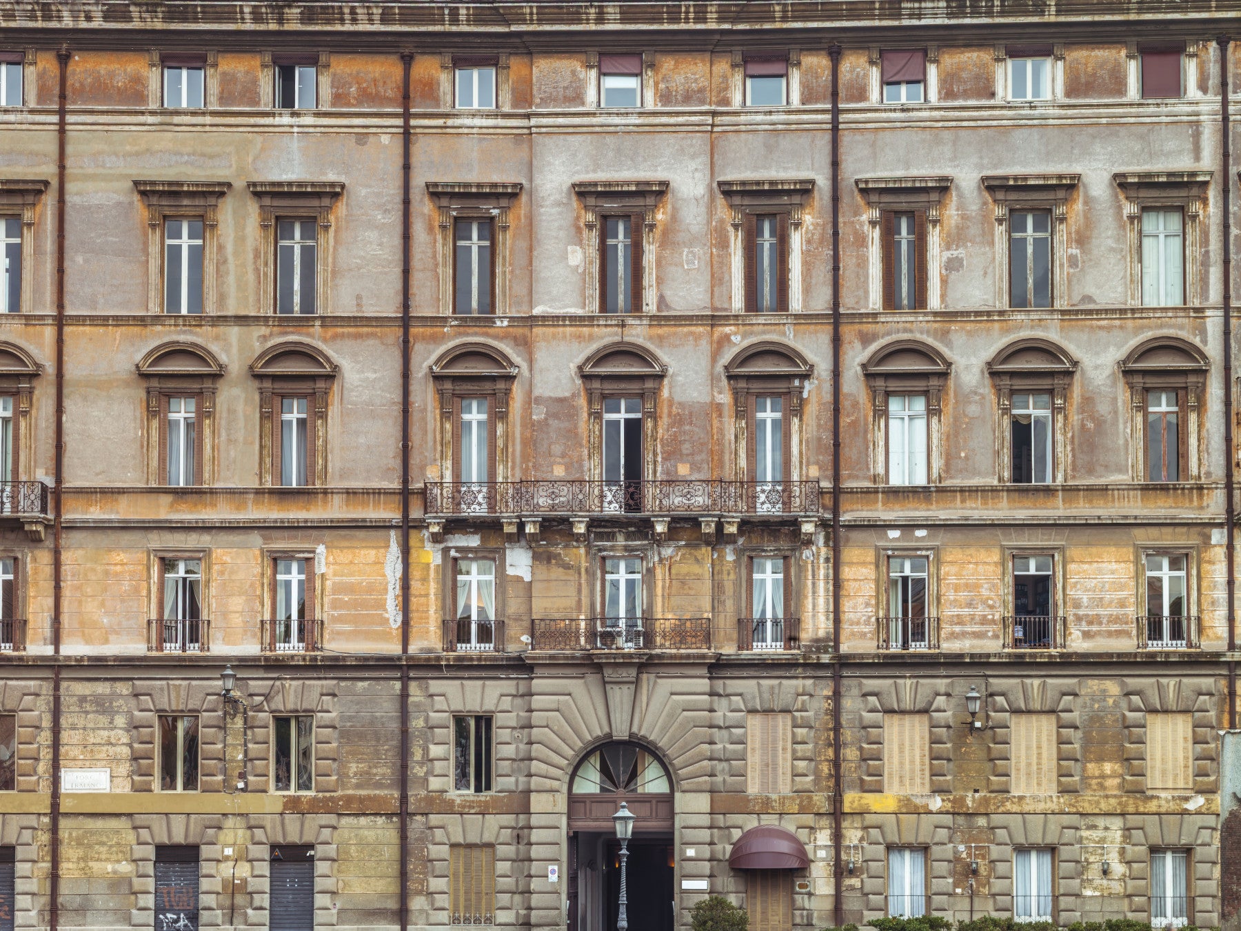 European Grandeur Facade wall mural gives the bedroom an old-city palazzo backdrop.