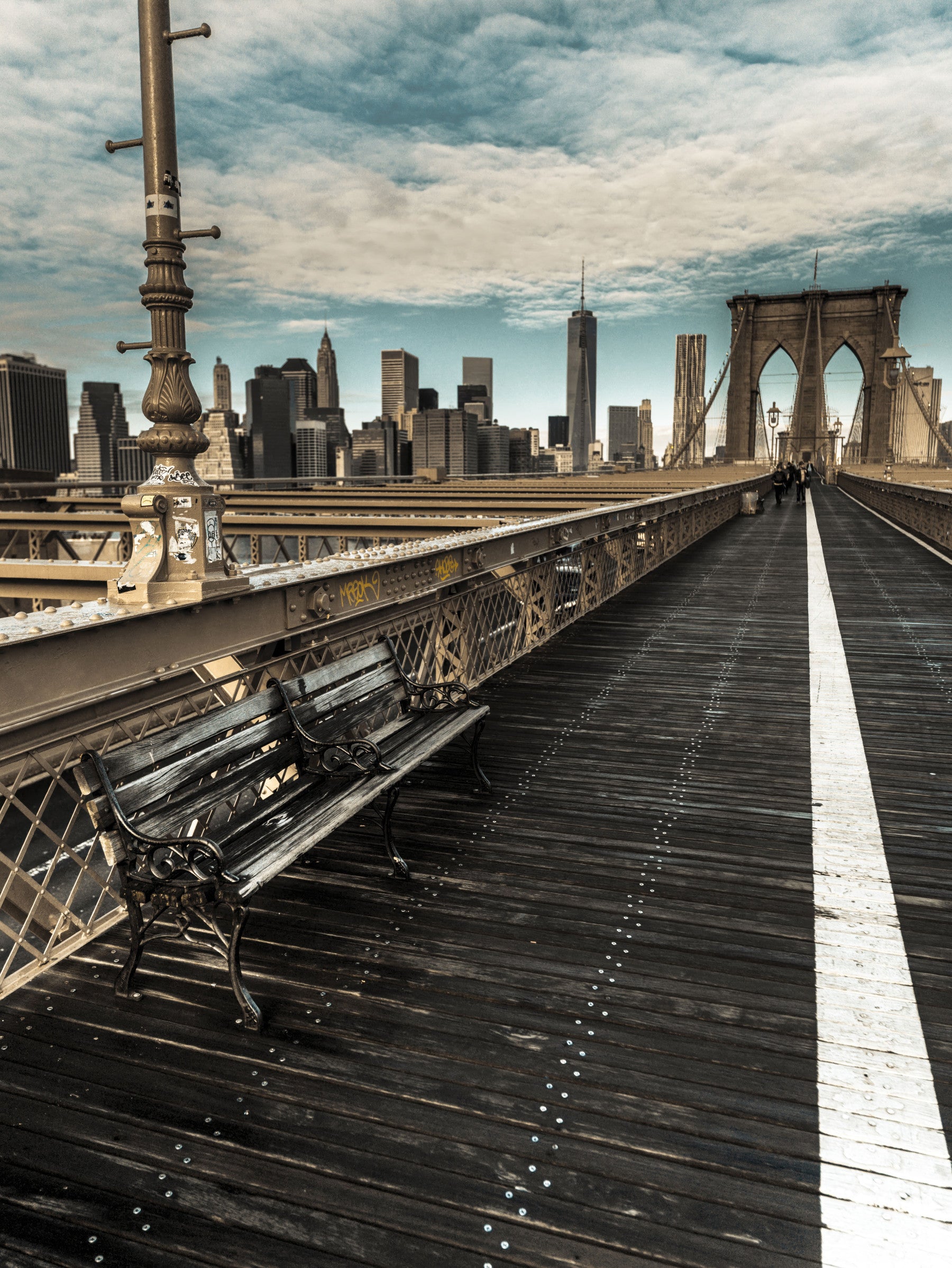 New York wallpaper in a living room with a white sofa under an arch GD13034