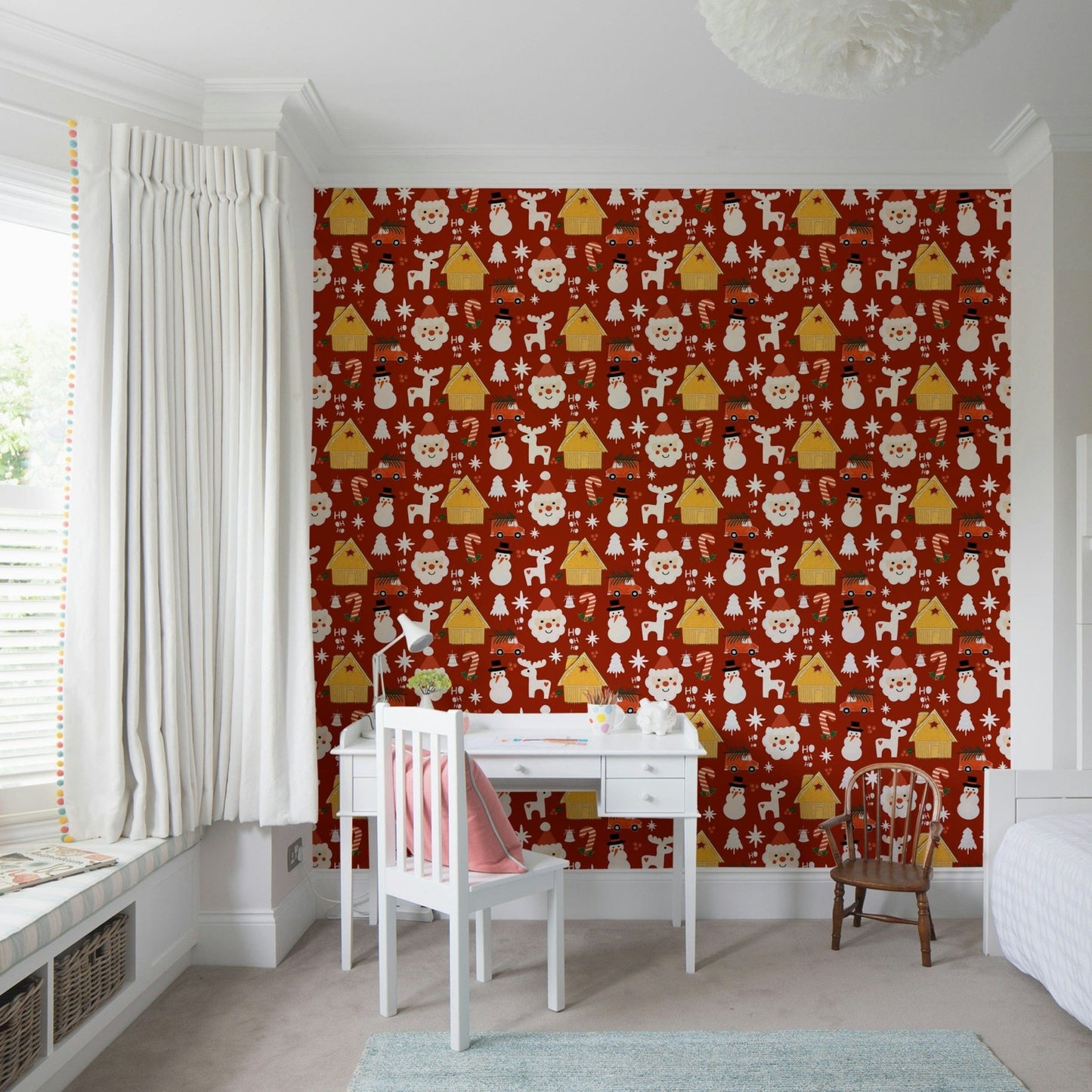 A nostalgic holiday wallpaper showing cute retro Santa faces, reindeer, trees, and snowmen in a seamless pattern.