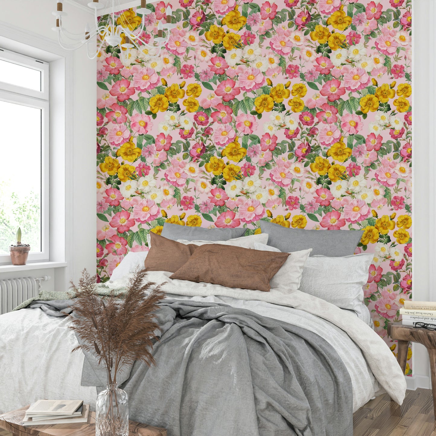 Classic floral wallpaper with pastel roses

