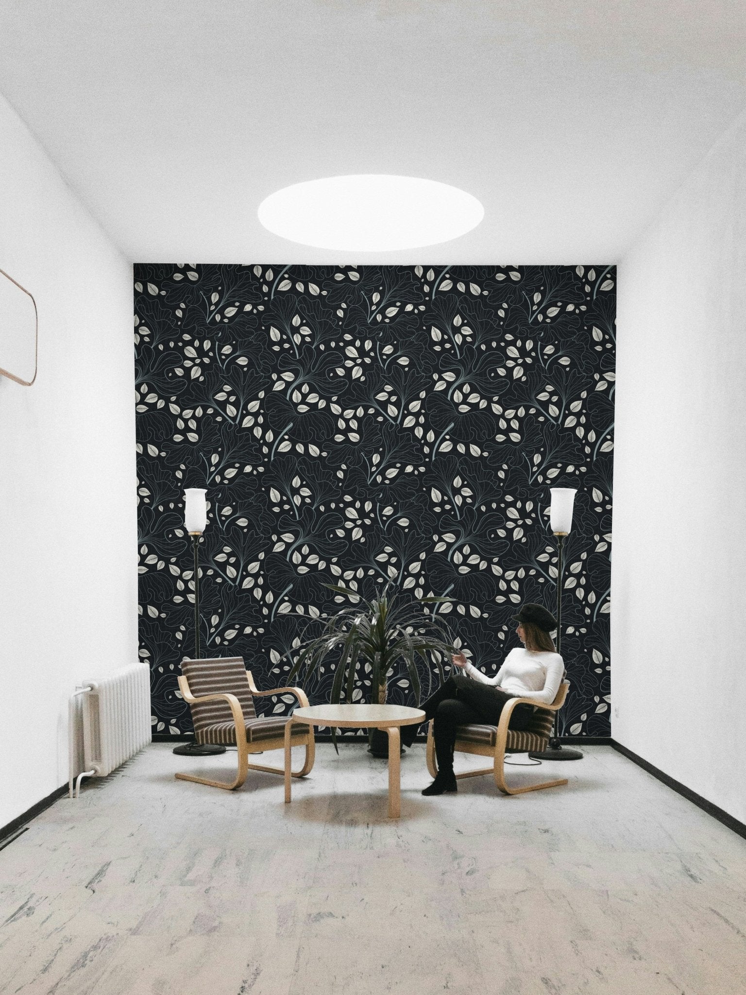 Wallpaper with a pattern of ginkgo leaves.

