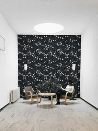 Wallpaper with a pattern of ginkgo leaves.

