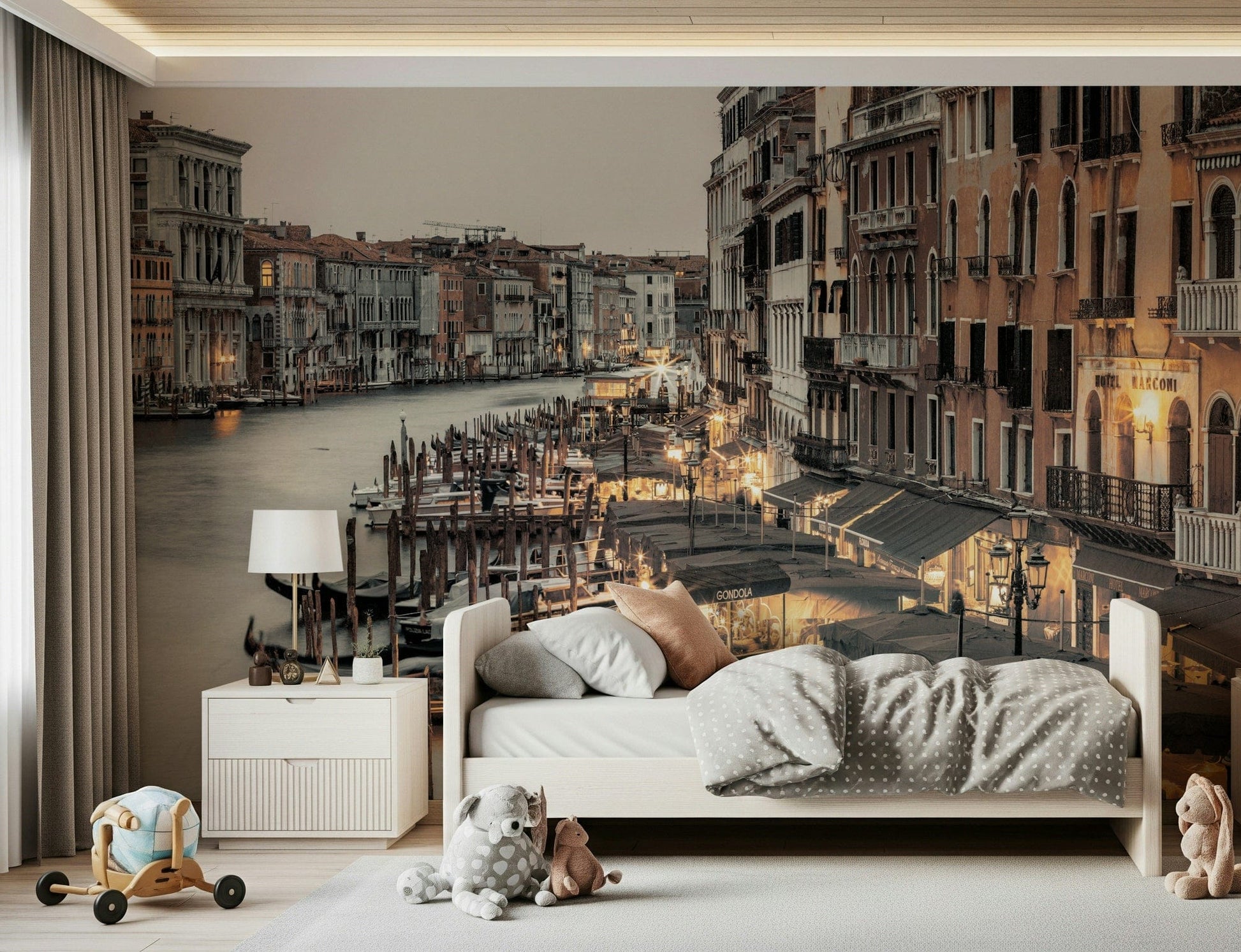Evening cityscape wallpaper Venice waterway historic buildings warm light.
