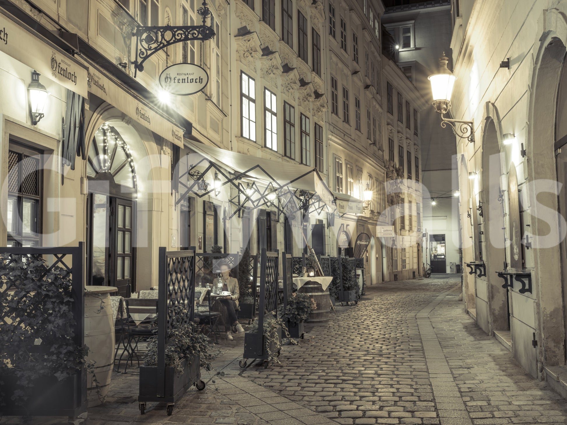 The wallpaper features a subtle, urban pattern.

