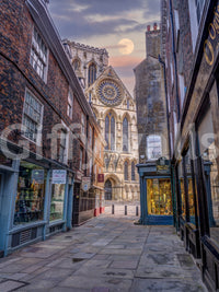 The wallpaper features a moonlit street.

